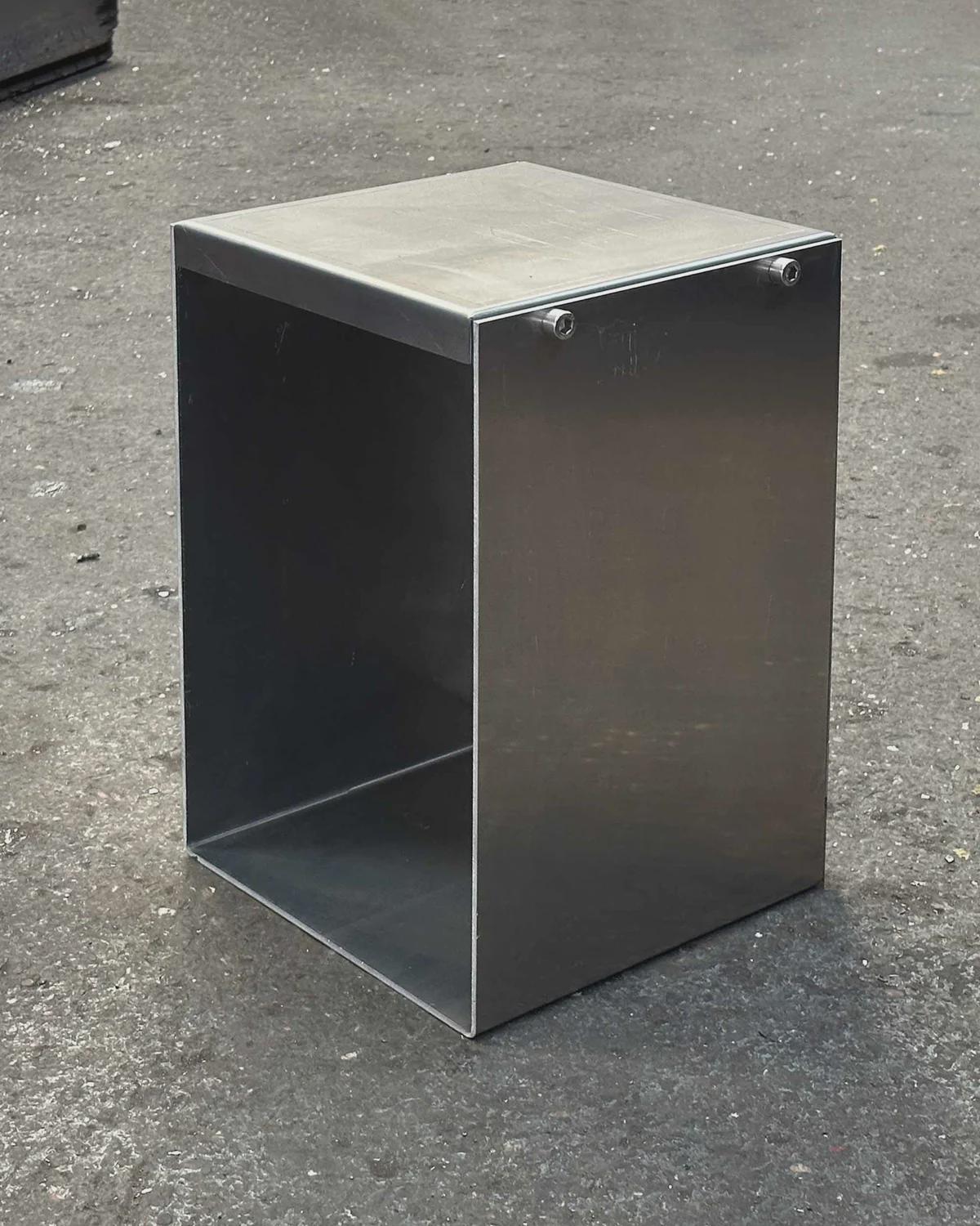 Minimal Metal Side Table - image 3